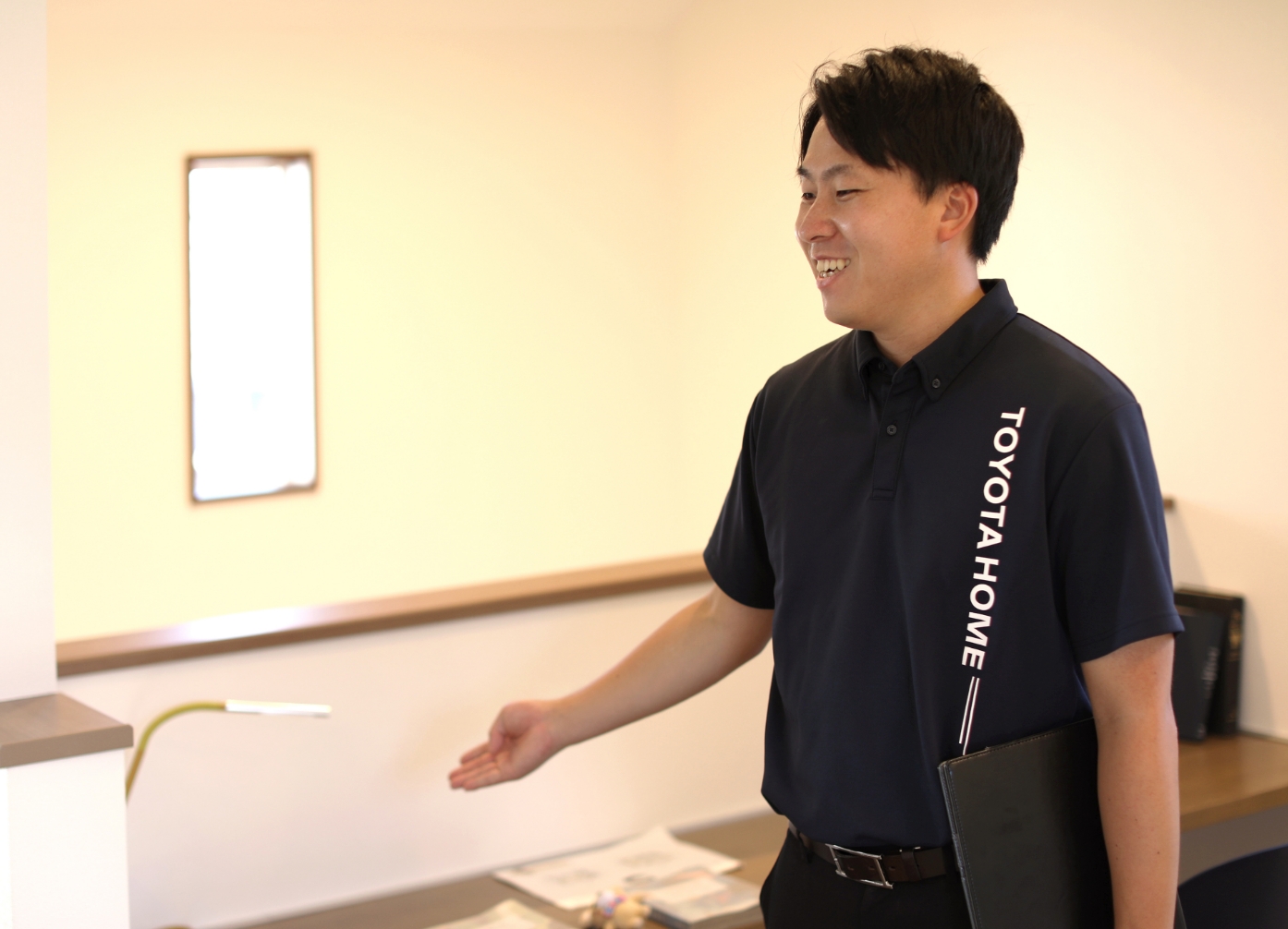 笑顔でお客様を案内するトヨタホームのスタッフ