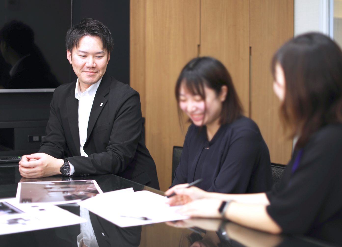 チームで意見交換を行うトヨタホームのスタッフ