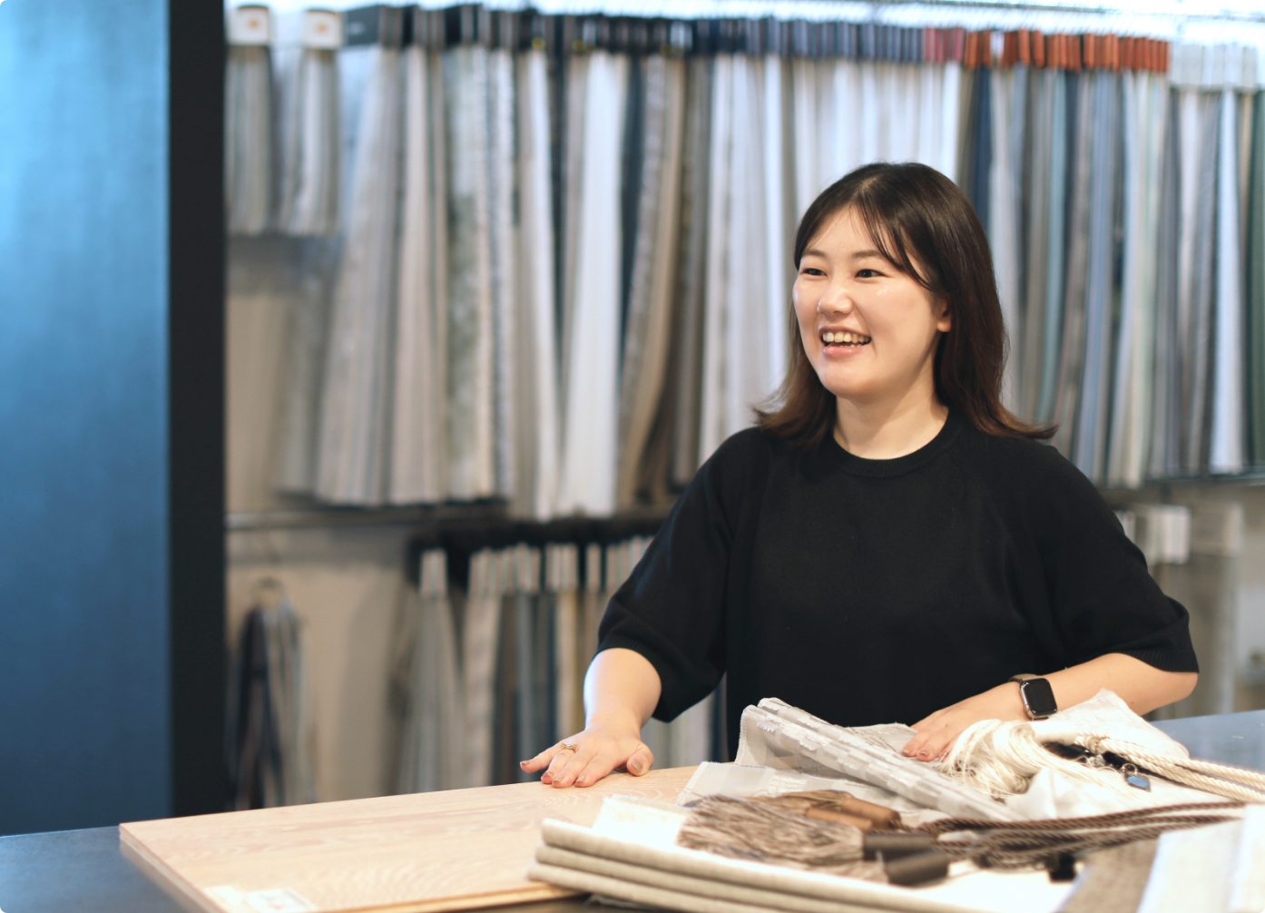 内装コーディネートを提案する社員の様子