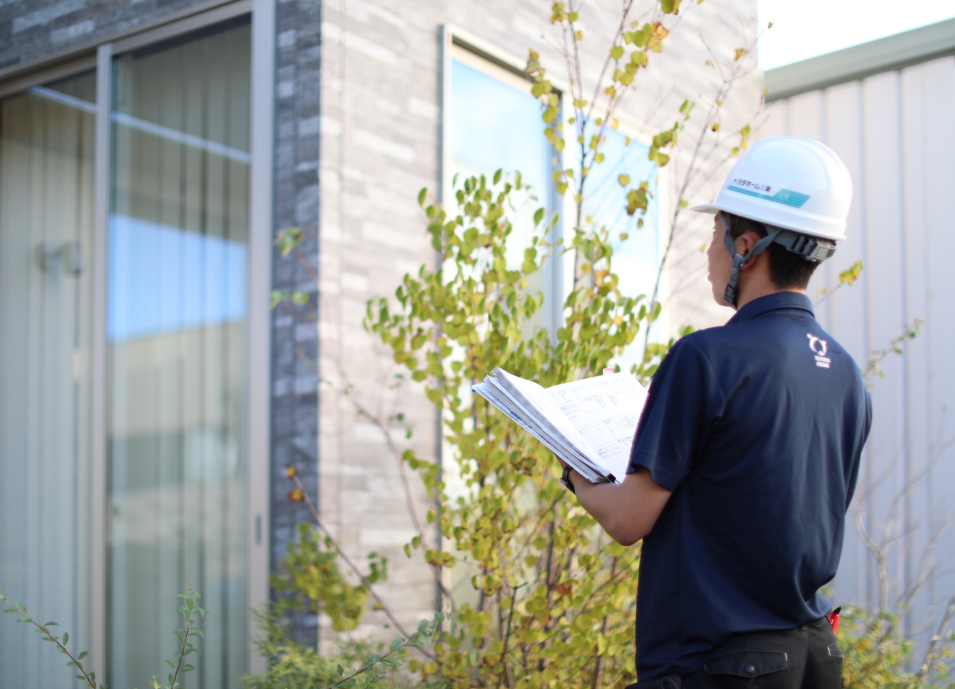 住宅の外観を点検するトヨタホームの社員