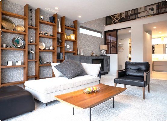 木の温もりを感じるモダンなリビングルーム