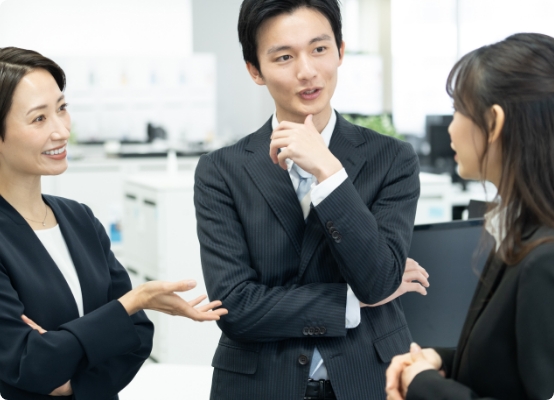 チームメンバーがコミュニケーションを取る様子