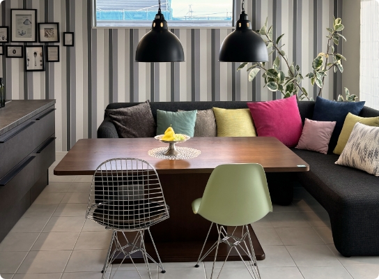 木製テーブルと黒いペンダントライトがあるモダンなインテリア空間