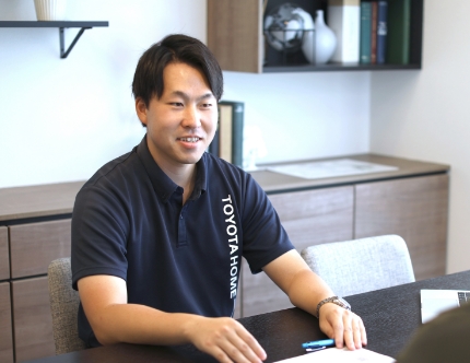 笑顔でミーティングに参加する社員たち