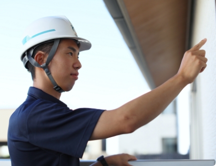 ノートパソコンを使って説明を行う社員